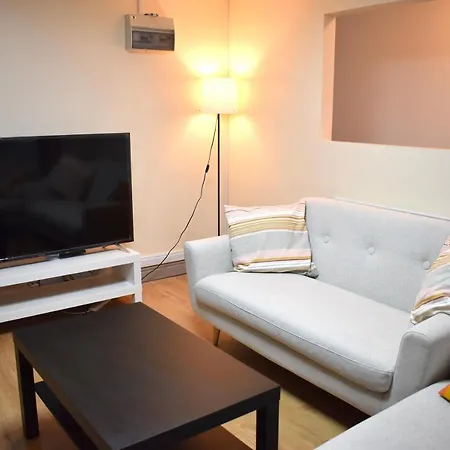 Гостьовий будинок Double Bed In Flat Near Centre