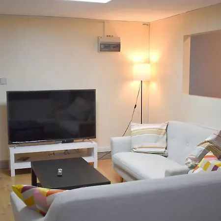 Double Bed In Flat Near Centre